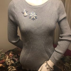 Ribbed silver sweater wi/slimming design at waist